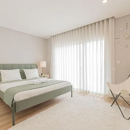 Spacious 4 Bed With Private Pool 别墅 *