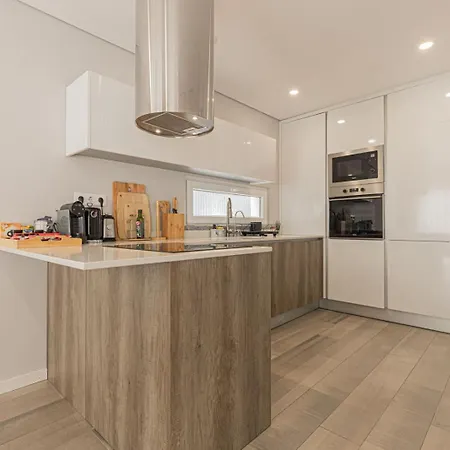 Spacious 4 Bed With Private Pool *