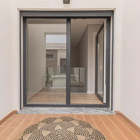 Spacious 4 Bed With Private Pool *