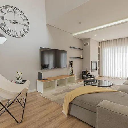 Spacious 4 Bed With Private Pool 别墅 *