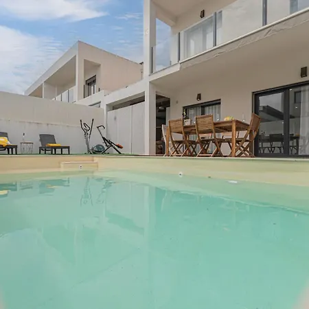 Spacious 4 Bed With Private Pool * פרנאו פרו