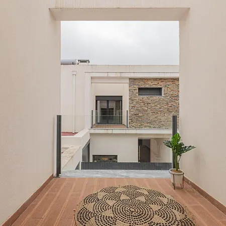 Spacious 4 Bed With Private Pool *