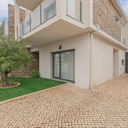 Spacious 4 Bed With Private Pool