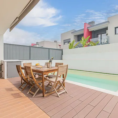 Spacious 4 Bed With Private Pool וילה
