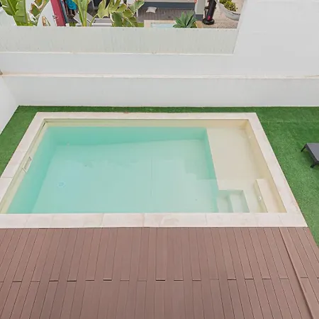 Spacious 4 Bed With Private Pool