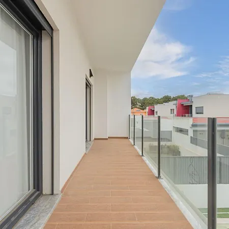 Spacious 4 Bed With Private Pool