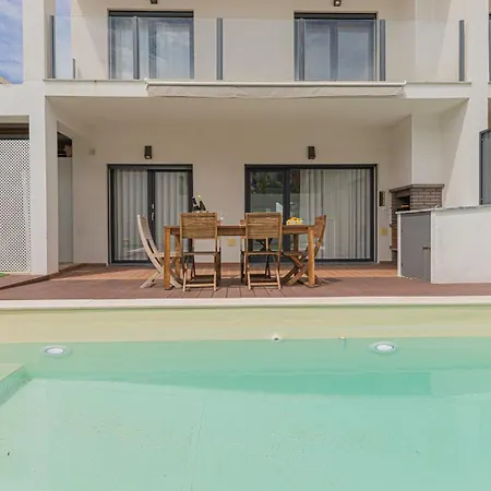 Spacious 4 Bed With Private Pool 别墅 费尔南费罗