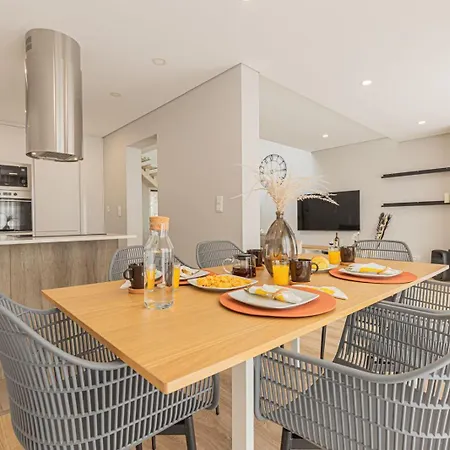 Spacious 4 Bed With Private Pool