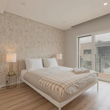 Spacious 4 Bed With Private Pool *