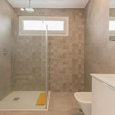 Spacious 4 Bed With Private Pool *