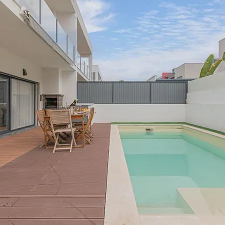 Spacious 4 Bed With Private Pool *